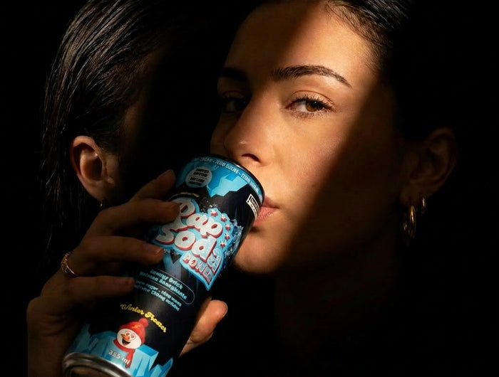<h3>RAP SODA</h3><h2>LE SODA CANADIEN QUI FAIT BOUGER LA CULTURE URBAINE</h2><p>Née au Québec, Rap Soda réunit saveurs audacieuses, identité forte et univers inspiré de la culture hip-hop. Avec ses recettes originales et son image décalée, la marque s'adresse à une génération qui recherche plus qu'une simple boisson : une expérience.<br/><br/>Découvrez une gamme de sodas et de boissons énergisantes conçue pour sortir des sentiers battus.</p>